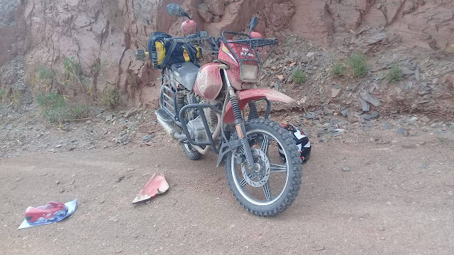 Das Motorrad von Helfer Elmer. Es gibt immer etwas zu tun damit die Fahrzeuge fahren.