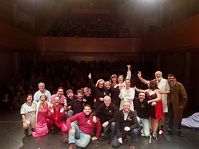 Componentes Grupo de Teatro La Cepa con público detrás