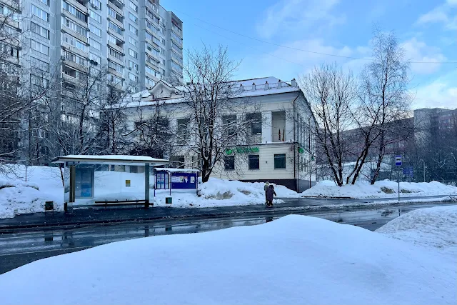 улица Введенского, Сбербанк – бывшая Центральная сберкасса Черемушкинского района (здание построено в 1982 году)