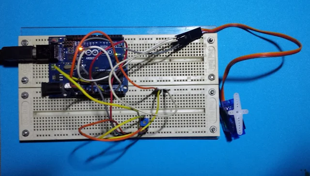 Arduino rotates a servo motor using a potentiometer