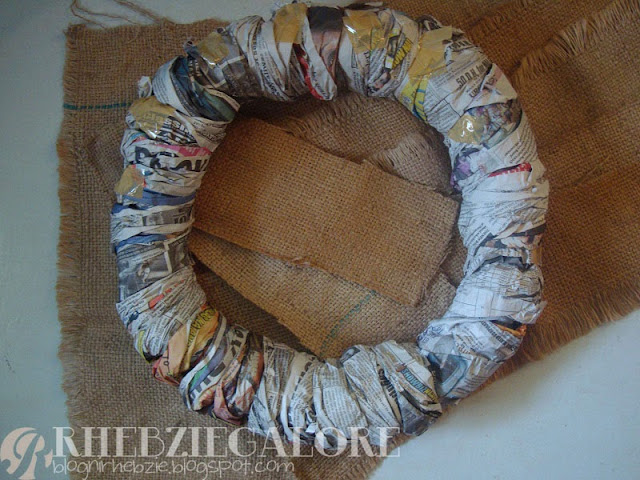 DIY Christmas Wreath: Cover wire with newspaper