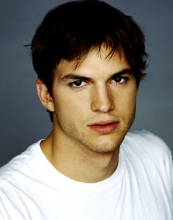 Foto de Ashton Kutcher con mirada encantadora