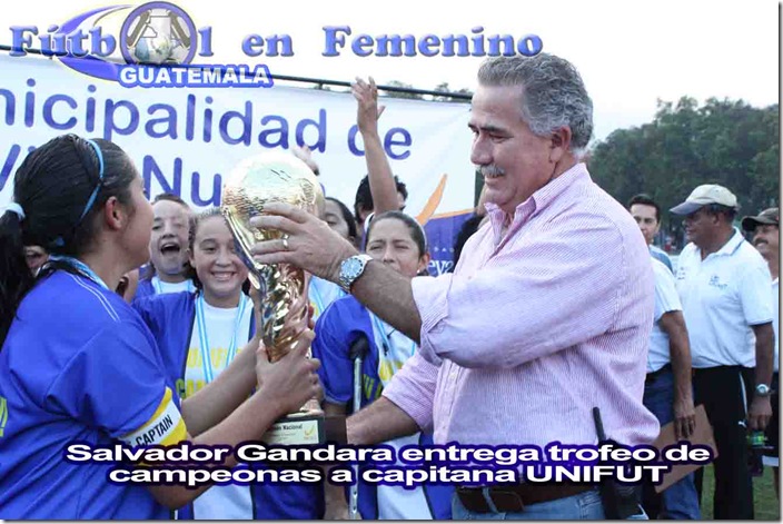 Salvador Gandara entrega trofeo de campeonas a capitana UNIFUT