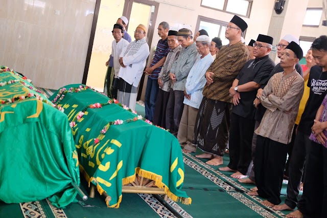 Walikota Ikut Sholatkan Jenazah Korban Tsunami