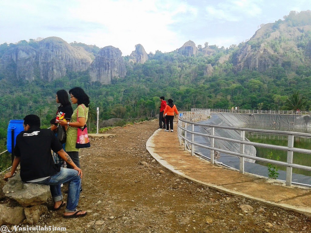 Sepanjang jalan menuju Embung Nglanggeran, Gunung Kidul