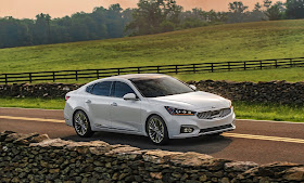 Front 3/4 view of the 2017 Kia Cadenza Limited