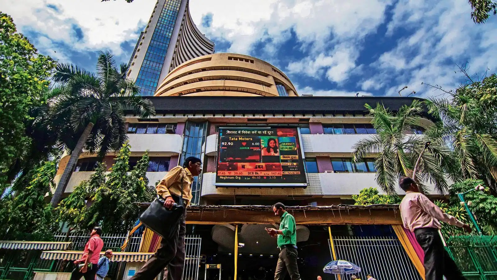 The Bombay Stock Exchange (BSE) has decreased the lot size and moved the expiry of derivatives contracts to Fridays.