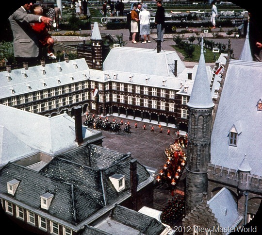 View-Master Madurodam (C392), Scene 6: Opening of Parliament