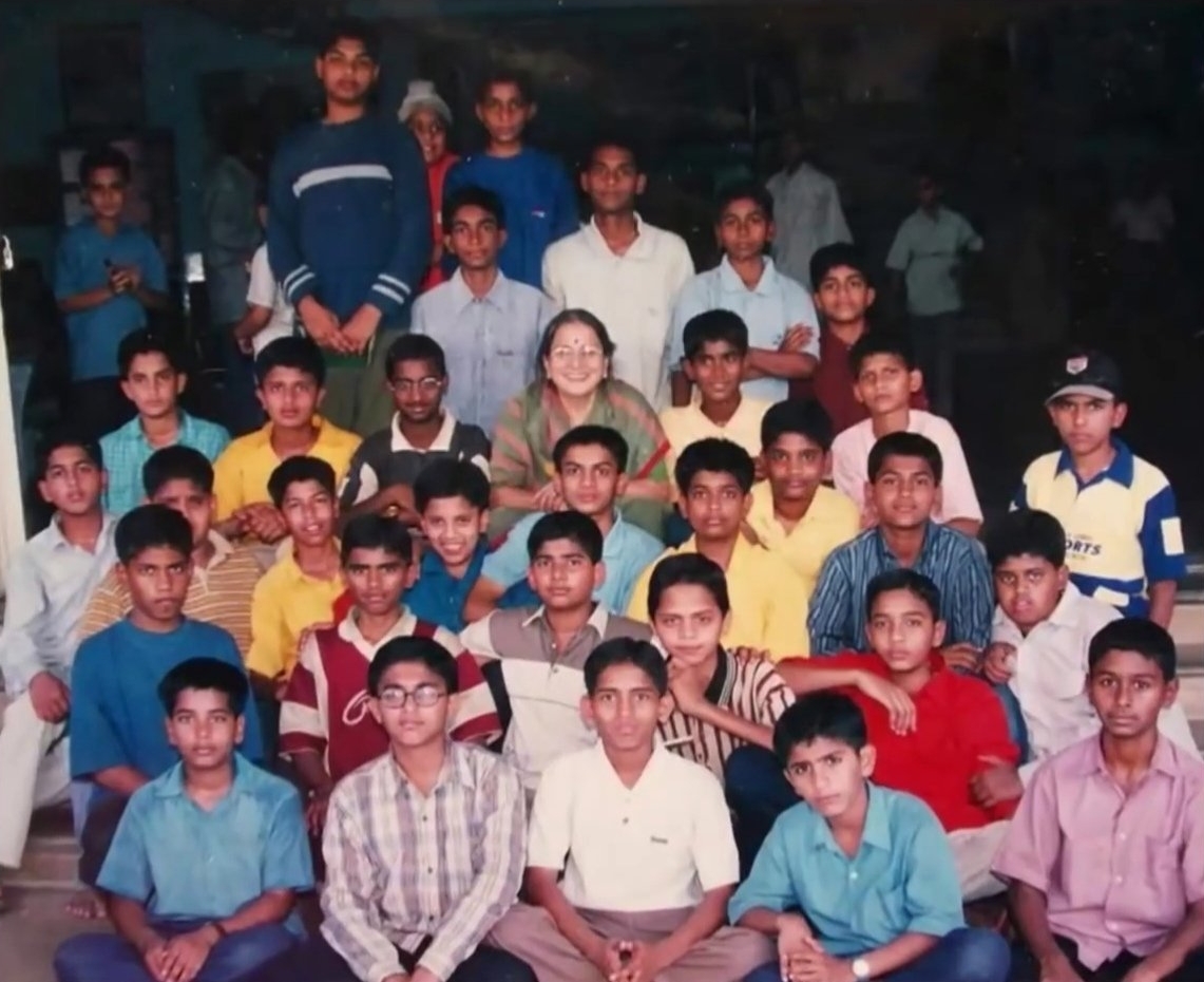 Telugu Actor Vijay Deverakonda (Fourth Row - Second from Left) Childhood Pic with his Classmates & Teacher | Telugu Actor Vijay Deverakonda Childhood Photos | Real-Life Photos