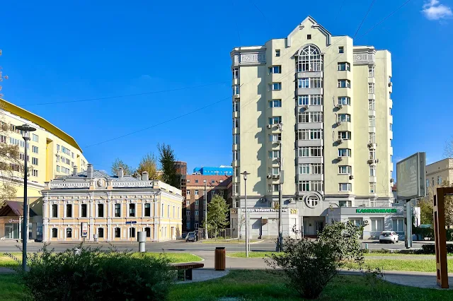 Люсиновская улица, бывший главный дом городской усадьбы купцов Сушкиных - А. Б. Кеворкова, жилой дом 2002 года постройки