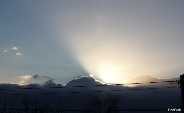 Soleil de matin d'hiver sortant des nuages