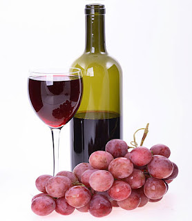 <img src="vino-tinto.jpg" alt="la cáscara de las uvas tienen antioxidantes, además de vitaminas y ácido fólico"/>