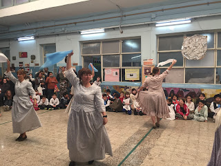 Docentes de la Escuela 15 bailando folklore