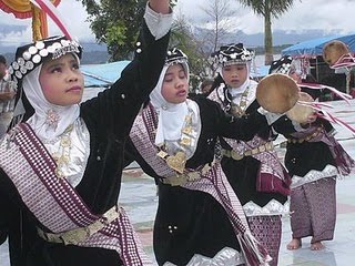 MENGENAL RAGAM TARI  DAERAH Yoki Mirantiyo