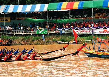 ประเพณีแข่งเรือขึ้นโขนชิงธง