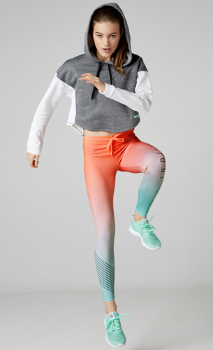 sudadera, legging deportivo y zapatillas Bershka