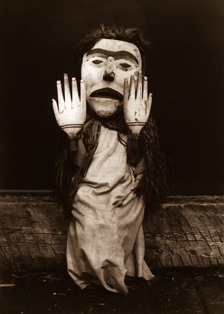 Квакиутль, одетый как лесной дух, Нухлимкилака («несущий смятение»). 1914 г.