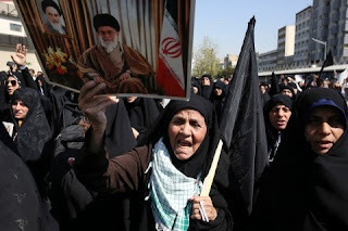 Demo di Iran, Warga Membakar Foto Ayatollah Ali Khamenei