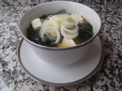 Sopa de miso con wakame y tofu