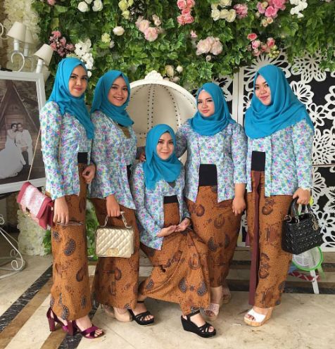 21 model kebaya kutu baru motif bunga modern modis cantik