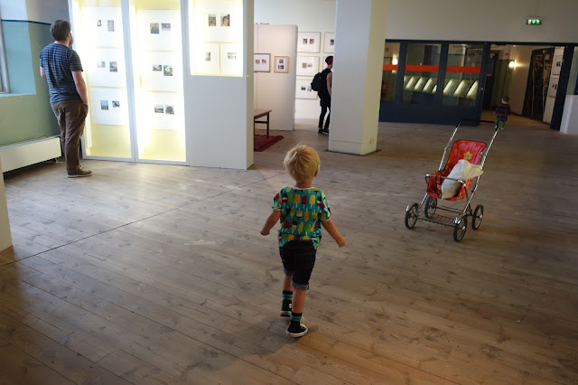 Sonen och vår retro barnvagn på utställningen av Jan Stenmark