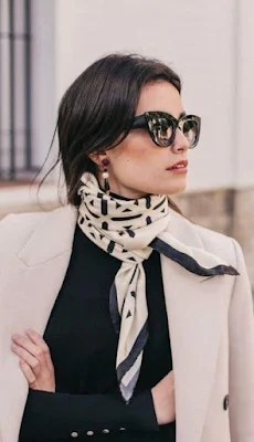 Acessórios que fazem a diferença:  Quando estamos falando de looks de inverno com roupas de verão, os acessórios são essenciais. Echarpes, cachecóis, gorros, cintos e colares podem transformar completamente um look básico em algo superestiloso e quentinho. Aposte em peças coloridas e estampadas para dar um toque divertido ao seu visual.