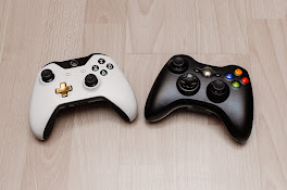 Deux manettes de jeux Xbox