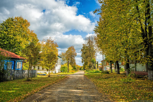 Сельская улица осенью