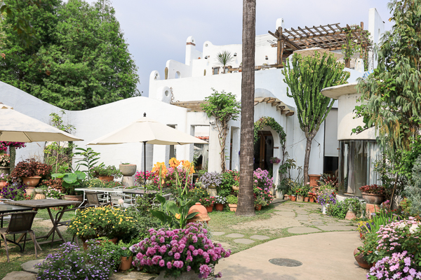 彰化田尾綠海咖啡地中海景觀庭園餐廳，白色城堡滿滿園藝植栽