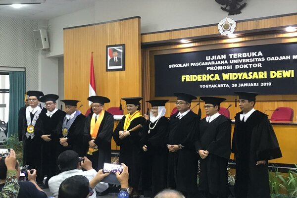 kiki widyasari wisuda