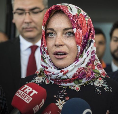 Lindsay Lohan Alami Perlakuan Buruk ini Usai Fotonya Memegang AlQuran Beredar