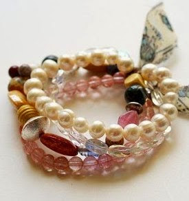 http://www.todomanualidades.net/2014/08/como-hacer-pulsera-vintage-cuentas/