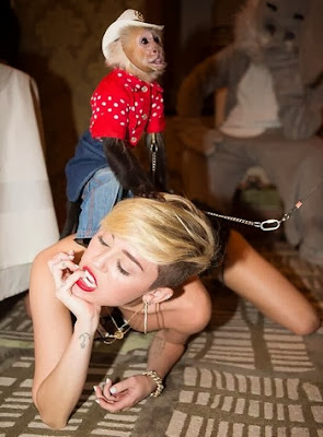 Miley Cyrus Posting Foto Liar Bareng Monyet