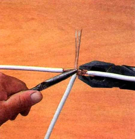 Instalaciones eléctricas residenciales - Enrollando primera mitad de cable derivado sobre ojal de cable principal