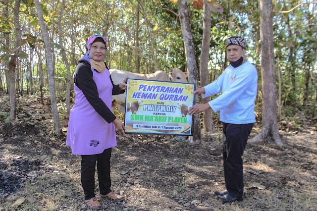 Pengurus Wilayah Lembaga Pendidikan Maarif NU DIY, Menyerahkan Bantuan Hewan Kurban Untuk SMK Maarif Playen