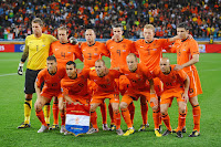 SELECCIÓN DE PAÍSES BAJOS. Temporada 2009-10. Maarten Stekelenburg, Joris Mathijsen, John Heitinga, Robin Van Persie, Dirk Kuyt, Mark Van Bommel. Khalid Boulahrouz, Gio van Bronckhorst, Wesley Sjneider, Arjen Robben, Demy de Zeeuw. SELECCIÓN DE URUGUAY 2 SELECCIÓN DE PAÍSES BAJOS 3 06/07/2010, 20:30 horas. XIX Copa Mundial de Fútbol Sudáfrica 2010, semifinal. Ciudad del Cabo, Sudáfrica, estadio Green Point: 62.479 espectadores. GOLES: 0-1: 18’, Gio Van Bronkhorst. 1-1: 41’, Diego Forlán. 1-2: 70’, Wesley Sneijder. 1-3: 73’, Arjen Robben. 2-3: 90+2’, Maxi Pereira.