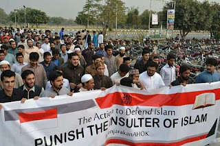 Bantu Sebarkan !! Bukan Masalah Politik Tapi ini Masalah Akidah, Video  Umat Islam Pakistan Turun Ke Jalan Tuntut Ahok Di Penjara - Commando