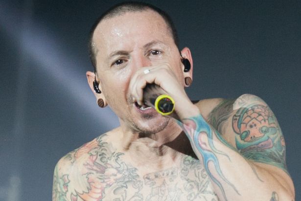 berita komplit meninggalnya vokalis Linkin Park Chester Bennington dikarenakan bunuh diri, ini informasi terakhirnya