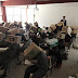 Para evitar que copien maestro coloca cajas de cartón en la cabeza a alumnos