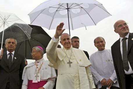 Papa Francesco: "Aggeggi e cose di moda fanno perdere solidità"