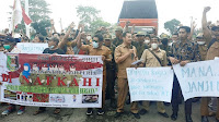 Ratusan Aparatur Desa Demo Bupati Lampung Timur