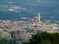 Zoom a Moià i a la Torre de la Granoia, a la seva dreta i al fons, des del Camp de Golf Montbrú-Moià