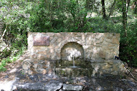 Elegante fuente situada en el torrente de Can Marqués en Pineda  de Mar.