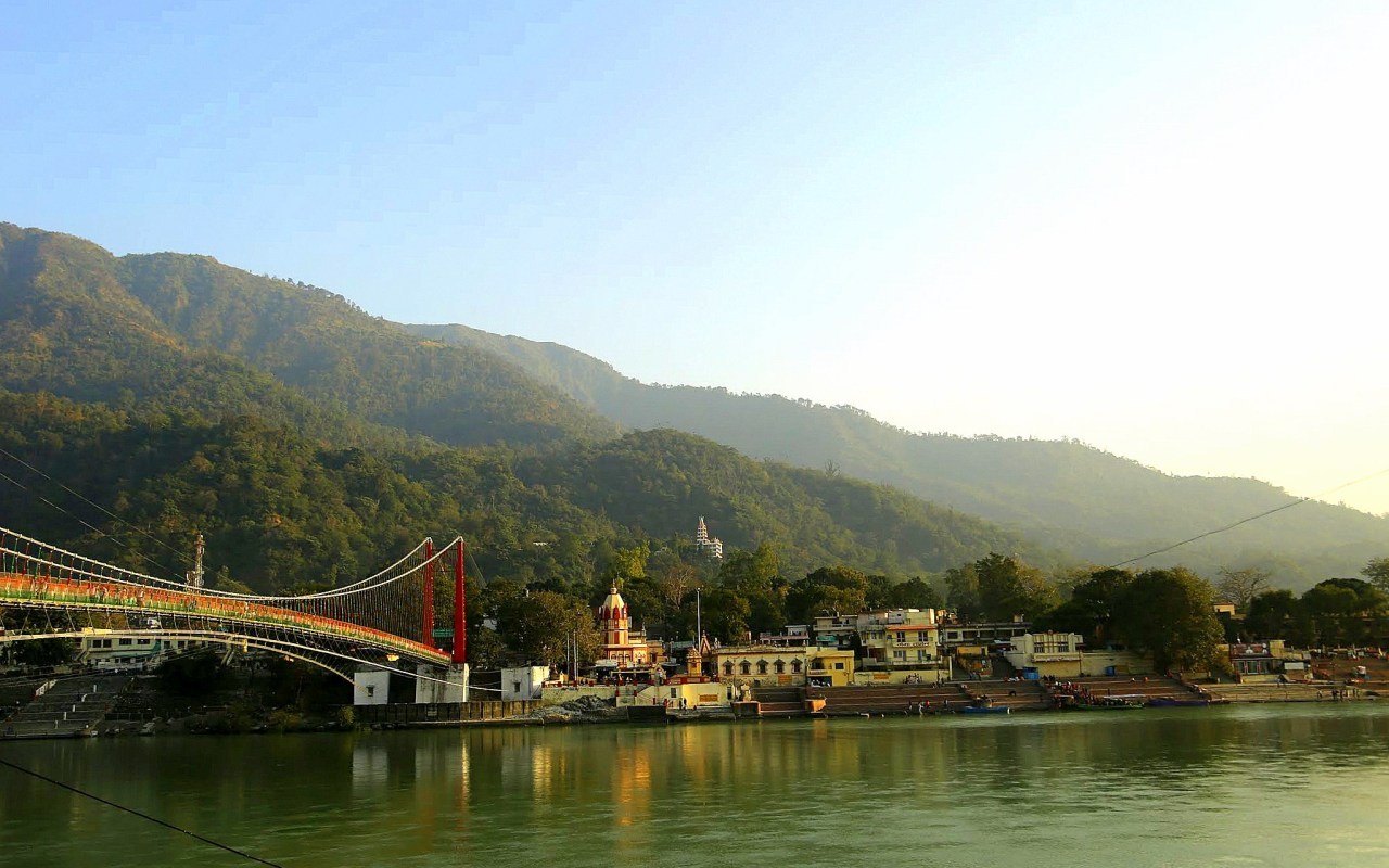 Wetting the feet in the Ganges in Rishikesh