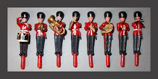 Cake Decoration Figures; Cake Decorations; Coldstream Guards; Cymbalist; Grenadier Guards; Guards Band; Guards Division; Guards Drummer; Guards Fifer; Guards Musicians; Irish Guards; Palace Guards; Plastic Guards Band; Plastic Guardsmen; Queens Guards; Royal Guards; Saxophonist; Scots Guards; Small Scale World; smallscaleworld.blogspot.com; Toy Guards Musicians; Toy Guardsmen; Welsh Guards; 1 Cake Decorating Plastic Toy British Guardsmen Figurines Britains Eyes Right Copies II-001 Close-up line-up front