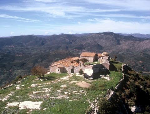 Στην υψηλότερη κορυφή της Ιθώμης βρισκόταν μια οχυρωμένη ακρόπολη και το ιερό του Δία του Ιθωμάτα, θεμέλια του οποίου σώζονται μέσα και έξω από το μοναστήρι. Η ίδρυση της Μονής Βουλκάνου στο ίδιο μέρος αποδίδεται σε μοναχούς που κατέφυγαν εκεί για να γλιτώσουν από τους εικονομάχους το 725. Η βόλτα μέχρι εκεί αξίζει τόσο για το μοναστήρι όσο και για τη θέα σε όλο τον μεσσηνιακό κάμπο και τα γύρω βουνά.