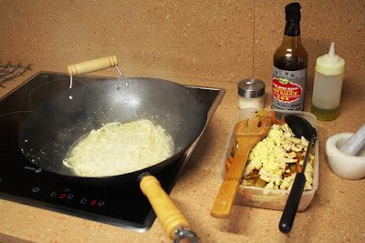 Noodles Alocados en la Cocina