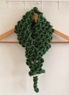 http://translate.google.es/translate?hl=es&sl=en&tl=es&u=http%3A%2F%2Fcultofcrochet.wordpress.com%2F2011%2F07%2F15%2Fcrocodile-scarf-head%2F