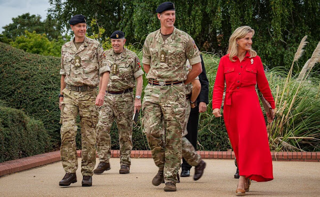 Duchess of Edinburgh wore a red silk and wool dress by Giuliva Heritage. Duchess visited  9th Theatre Support Battalion REME