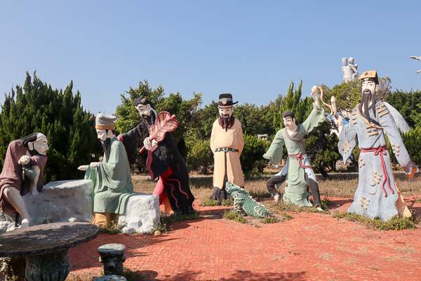 苗栗通霄秋茂園有西遊記、十二生肖、八仙、動物雕像和涼亭，免費參觀